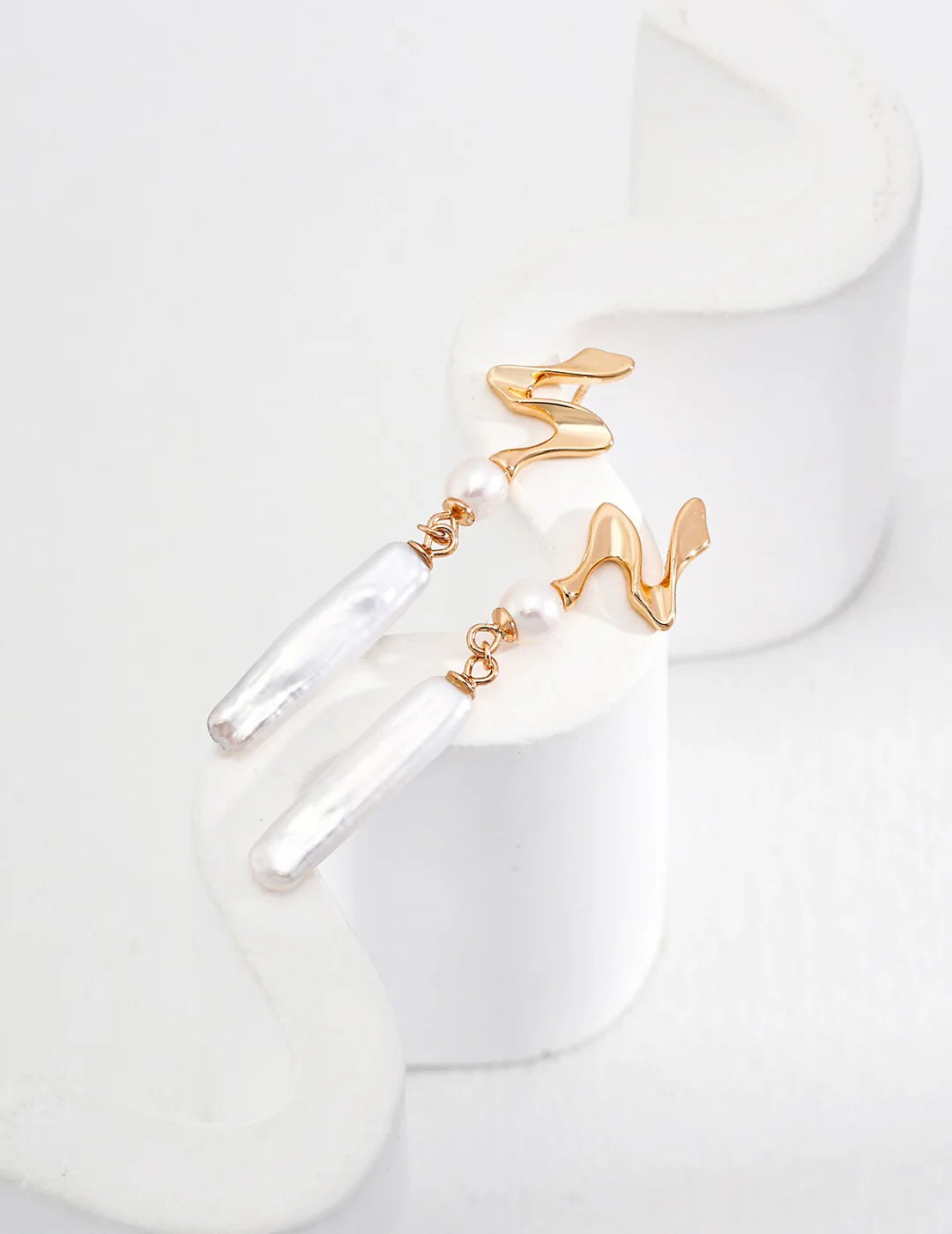 Minimalist Pearl Dangle Earrings | Pearl Jewelry